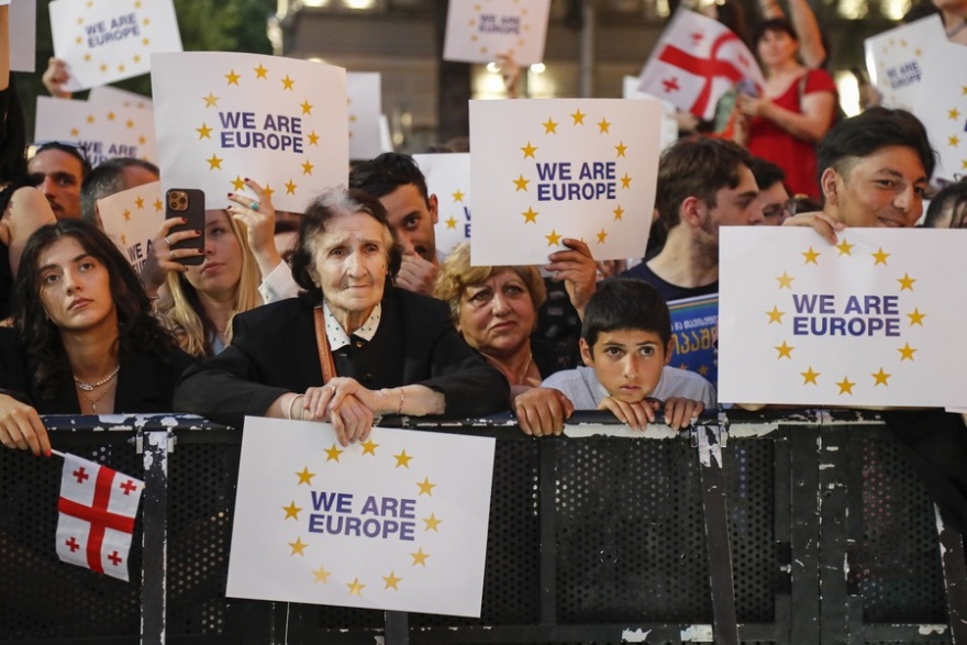 Γεωργία: Χιλιάδες διαδηλωτές βγήκαν στους δρόμους υπέρ της ένταξης της χώρας στην ΕΕ