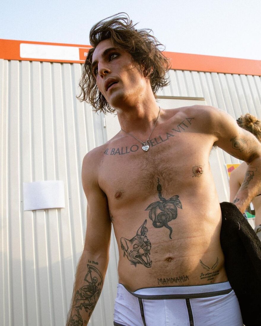 Νταμιάνο Νταβίντ: Στη σκηνή μόνο με το... εσώρουχο του