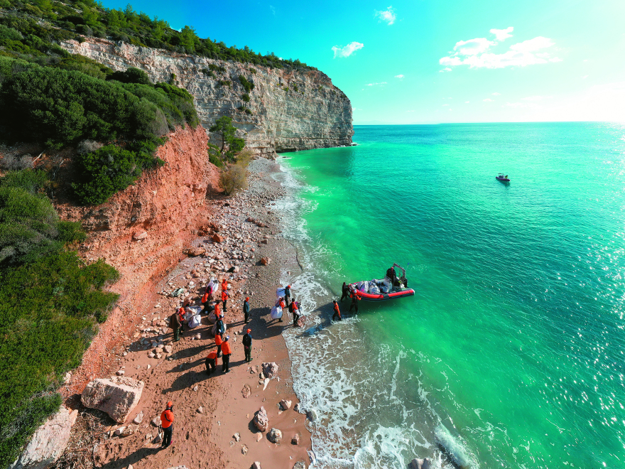 Ιδρυμα Λασκαρίδη: Ο «Τυφώνας» καθάρισε σε δύο χρόνια 2.041 ελληνικές ακτές