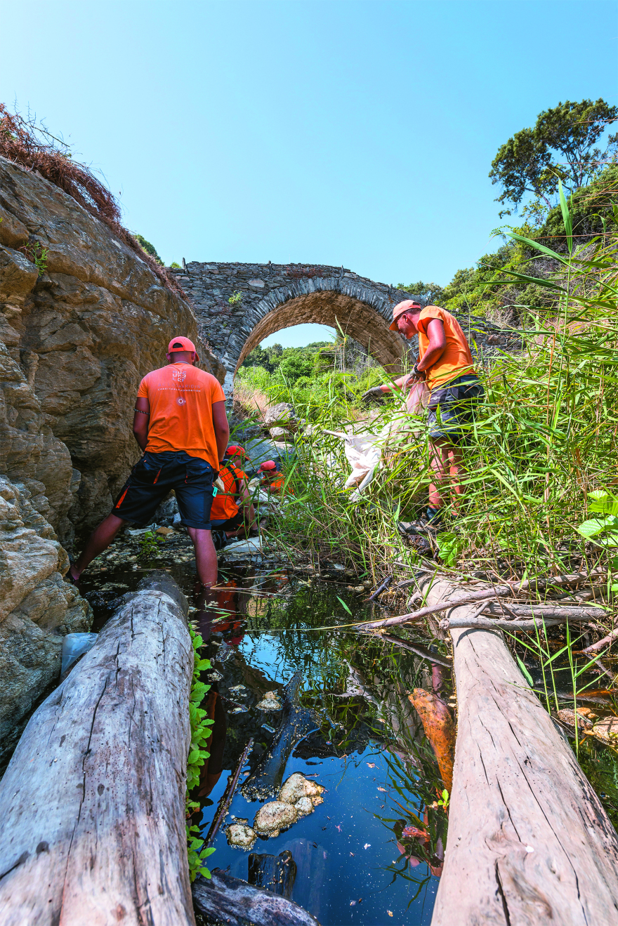 Ιδρυμα Λασκαρίδη: Ο «Τυφώνας» καθάρισε σε δύο χρόνια 2.041 ελληνικές ακτές