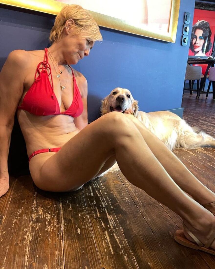 Η Κωνσταντίνα Μιχαήλ ποζάρει με το μαγιό της χωρίς ρετούς - Φωτογραφίες