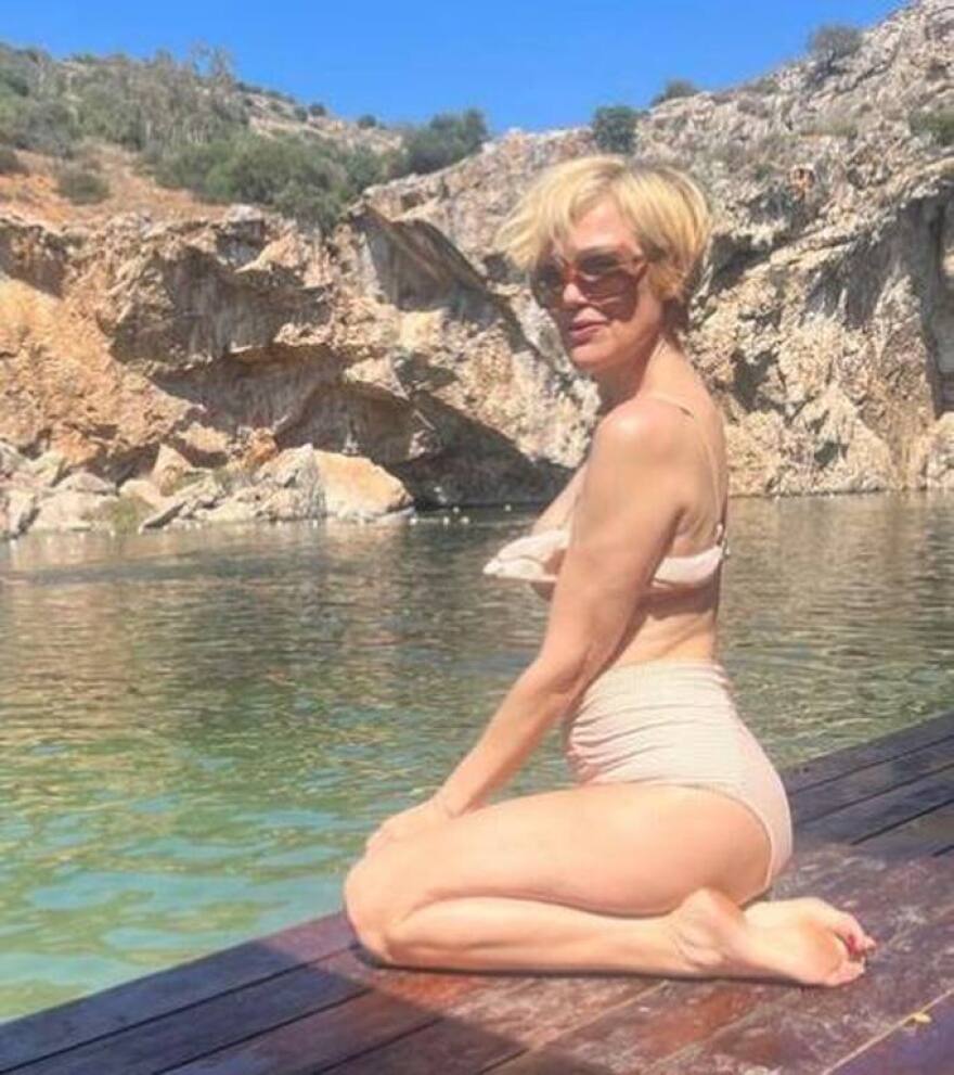 Η Κωνσταντίνα Μιχαήλ ποζάρει με το μαγιό της χωρίς ρετούς - Φωτογραφίες