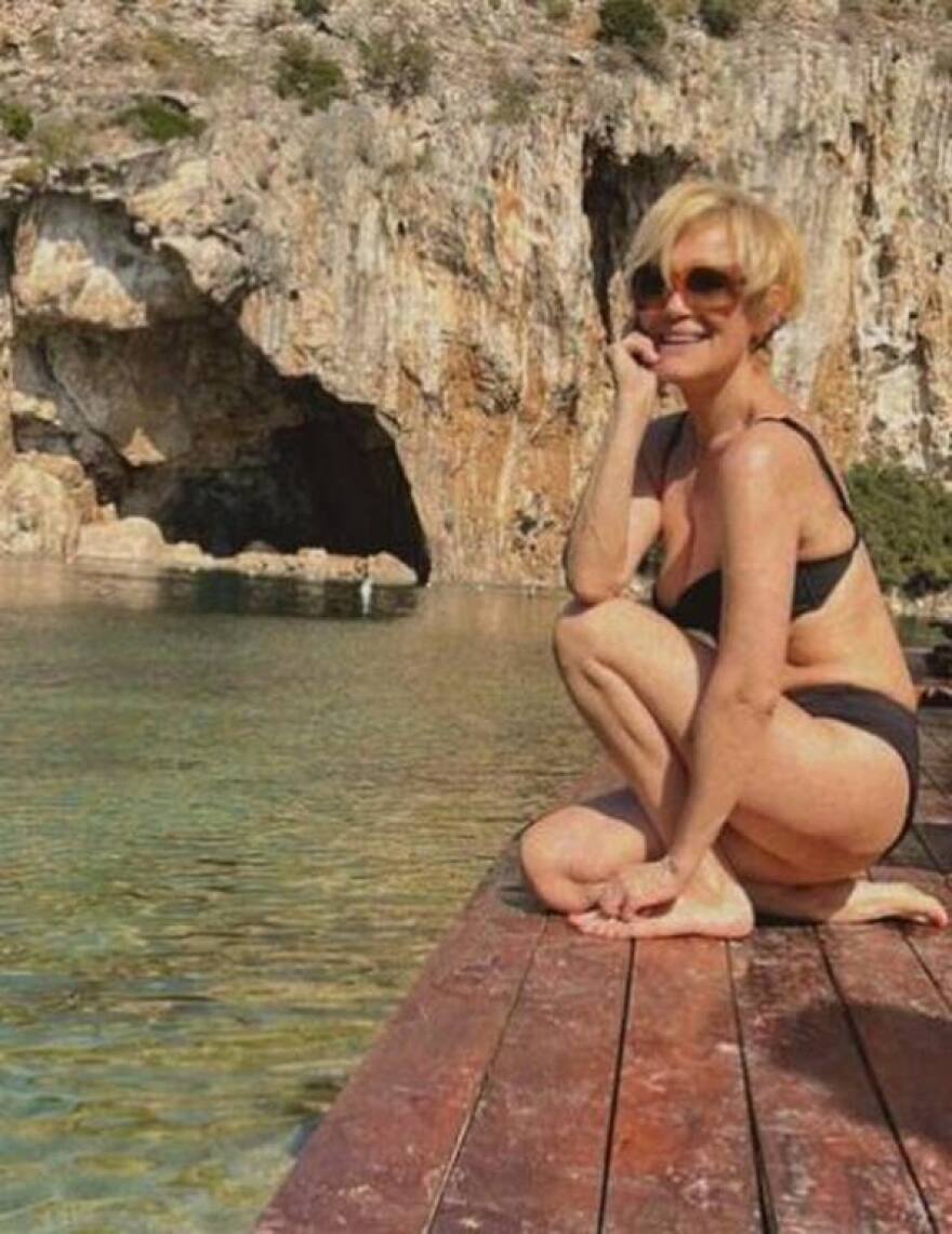 Η Κωνσταντίνα Μιχαήλ ποζάρει με το μαγιό της χωρίς ρετούς - Φωτογραφίες