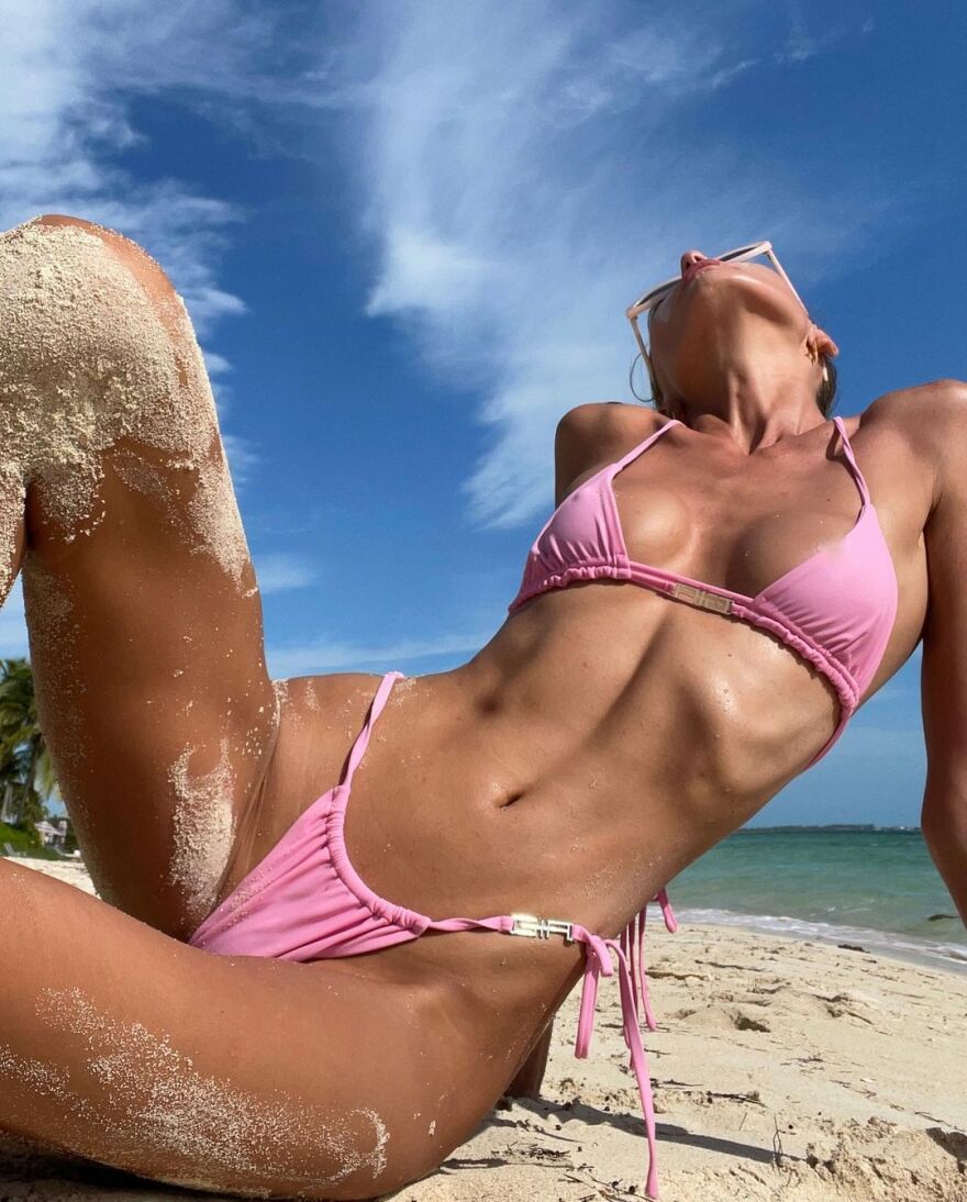 Αλίνα Μπαϊκόβα: Το διάσημο μοντέλο απολαμβάνει τις θάλασσες της Πάρου