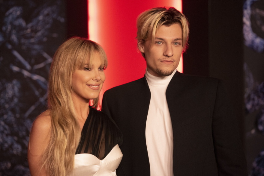 H Μίλι Μπόμπι Μπράουν είναι πλέον ενήλικη και πολύ ερωτευμένη