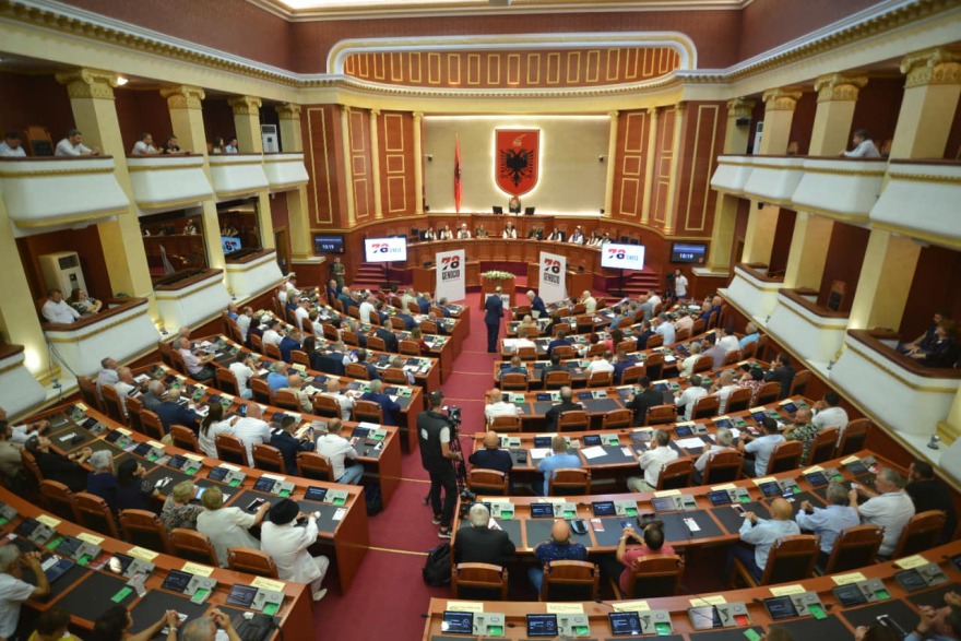 Αλβανία: Εκδήλωση - πρόκληση για την Τσαμουριά μέσα στην αλβανική βουλή