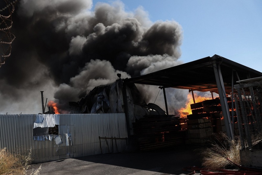 Κρήτη: Οριοθετήθηκε η φωτιά στο εργοστάσιο ξυλείας - Καταστράφηκαν ολοσχερώς 3 επιχειρήσεις
