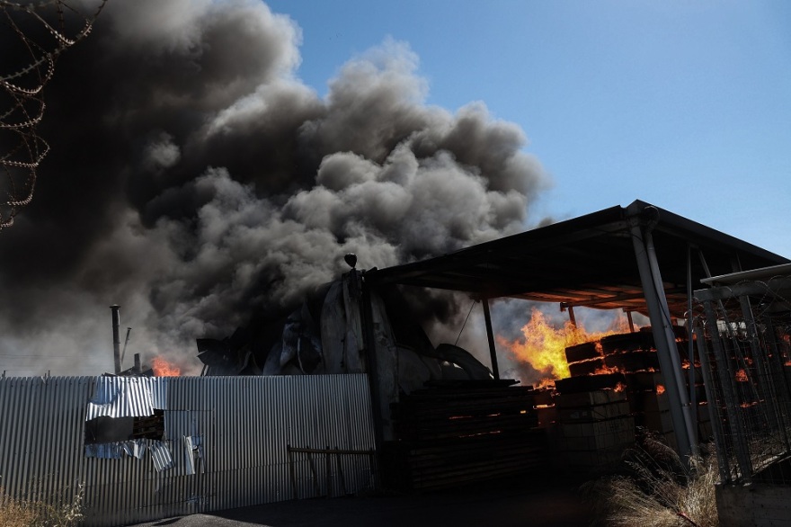 Κρήτη: Οριοθετήθηκε η φωτιά στο εργοστάσιο ξυλείας - Καταστράφηκαν ολοσχερώς 3 επιχειρήσεις