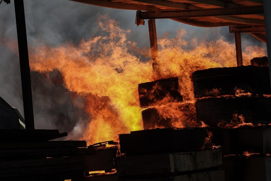 Κρήτη: Οριοθετήθηκε η φωτιά στο εργοστάσιο ξυλείας - Καταστράφηκαν ολοσχερώς 3 επιχειρήσεις