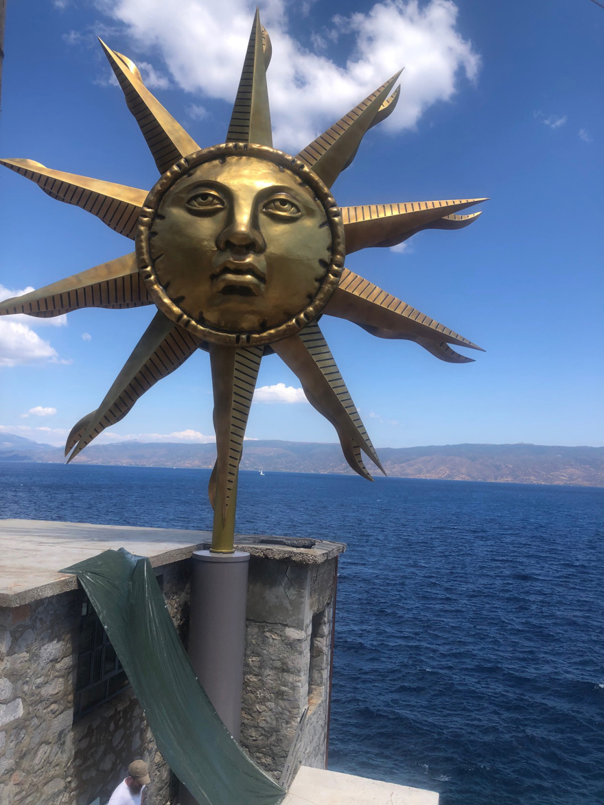 Έργα του διάσημου Αμερικανού καλλιτέχνη Jeff Koons στην Ύδρα