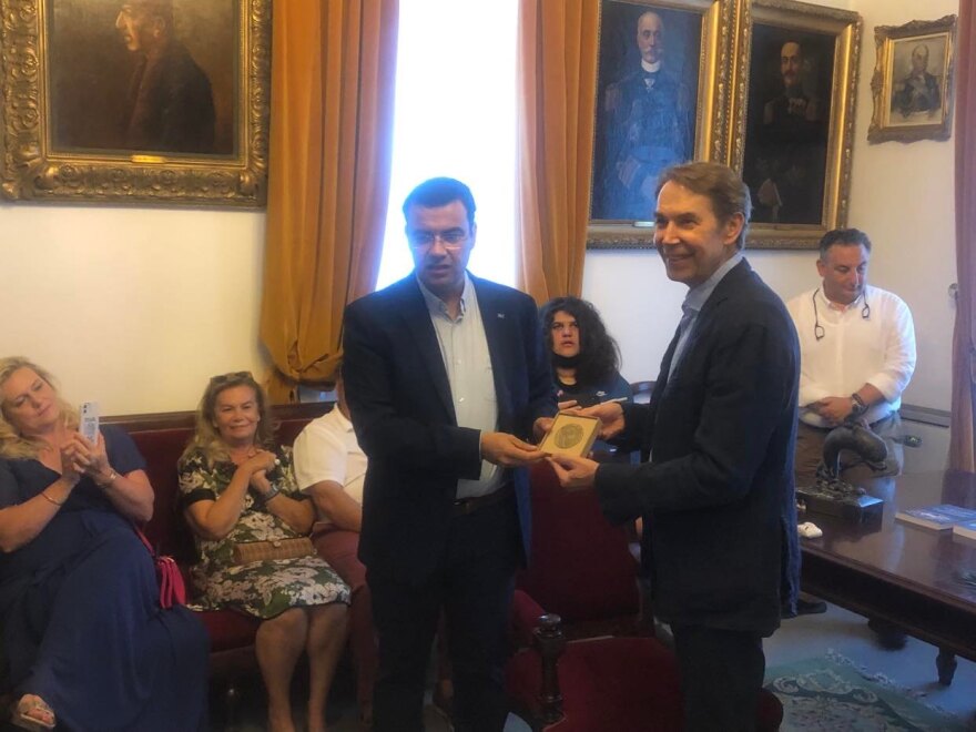 Ο Δήμος Ύδρας βράβευσε τον παγκοσμίου φήμης pop art καλλιτέχνη Jeff Koons