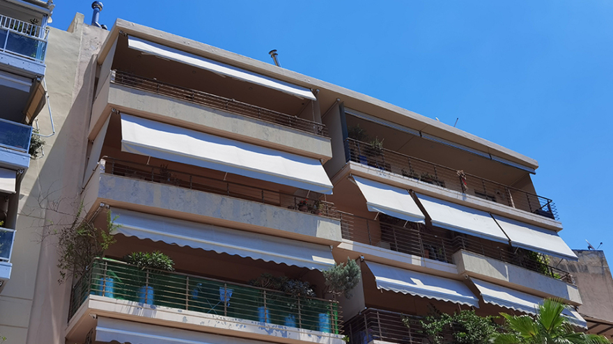 Παγκράτι: Θρήνος για την 21χρονη που έπεσε από ταράτσα πολυκατοικίας 