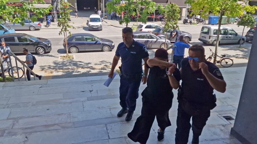 Στον ανακριτή η 31χρονη που μαχαίρωσε τον σύζυγό της στη Θεσσαλονίκη