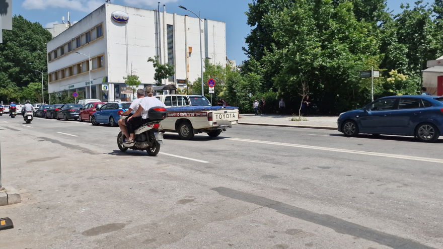 Θεσσαλονίκη: Κυκλοφοριακό «κομφούζιο» στην 26ης Οκτωβρίου - Οδηγούν σε μονόδρομο, σταθμεύουν παράνομα και αγνοούν σημάνσεις