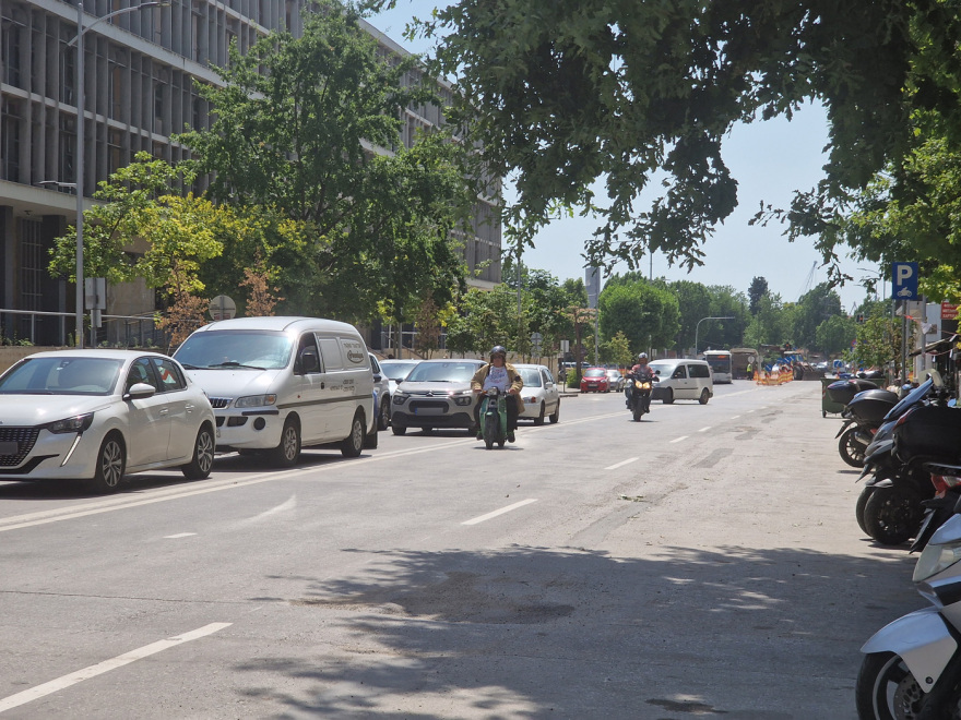 Θεσσαλονίκη: Κυκλοφοριακό «κομφούζιο» στην 26ης Οκτωβρίου - Οδηγούν σε μονόδρομο, σταθμεύουν παράνομα και αγνοούν σημάνσεις