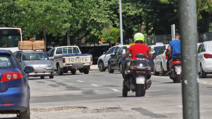 Θεσσαλονίκη: Κυκλοφοριακό «κομφούζιο» στην 26ης Οκτωβρίου - Οδηγούν σε μονόδρομο, σταθμεύουν παράνομα και αγνοούν σημάνσεις