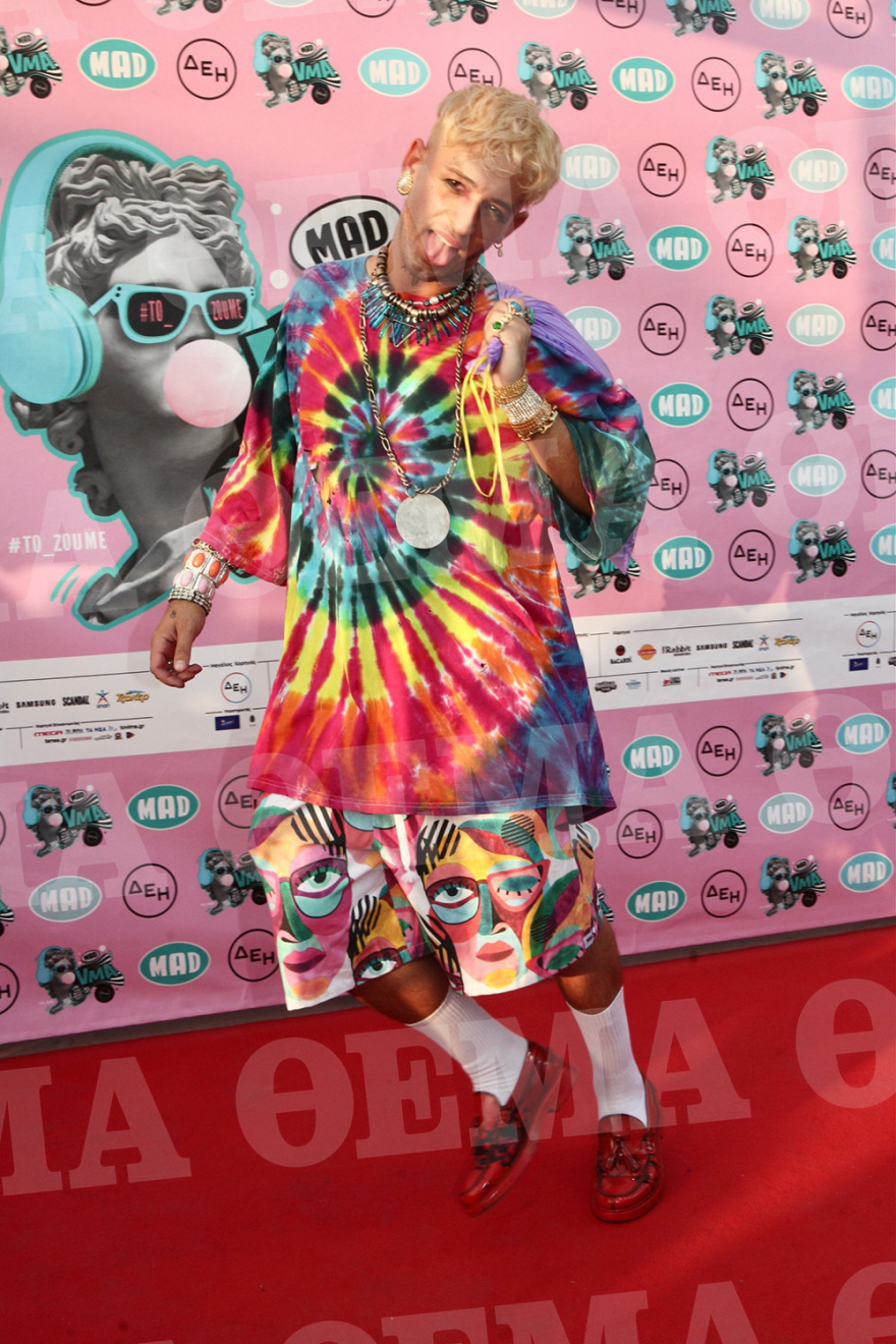 Mad Video Music Awards 22: Τραυματίστηκε η Κορομηλά, φυγάδευσαν την Παπαρίζου 