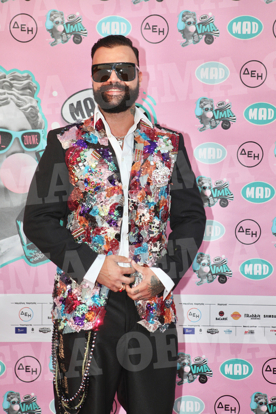 Mad Video Music Awards 22: Τραυματίστηκε η Κορομηλά, φυγάδευσαν την Παπαρίζου 