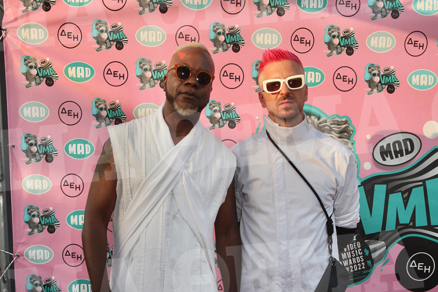 Mad Video Music Awards 22: Τραυματίστηκε η Κορομηλά, φυγάδευσαν την Παπαρίζου 