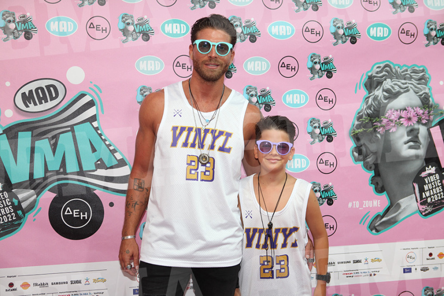 Mad Video Music Awards 22: Τραυματίστηκε η Κορομηλά, φυγάδευσαν την Παπαρίζου 