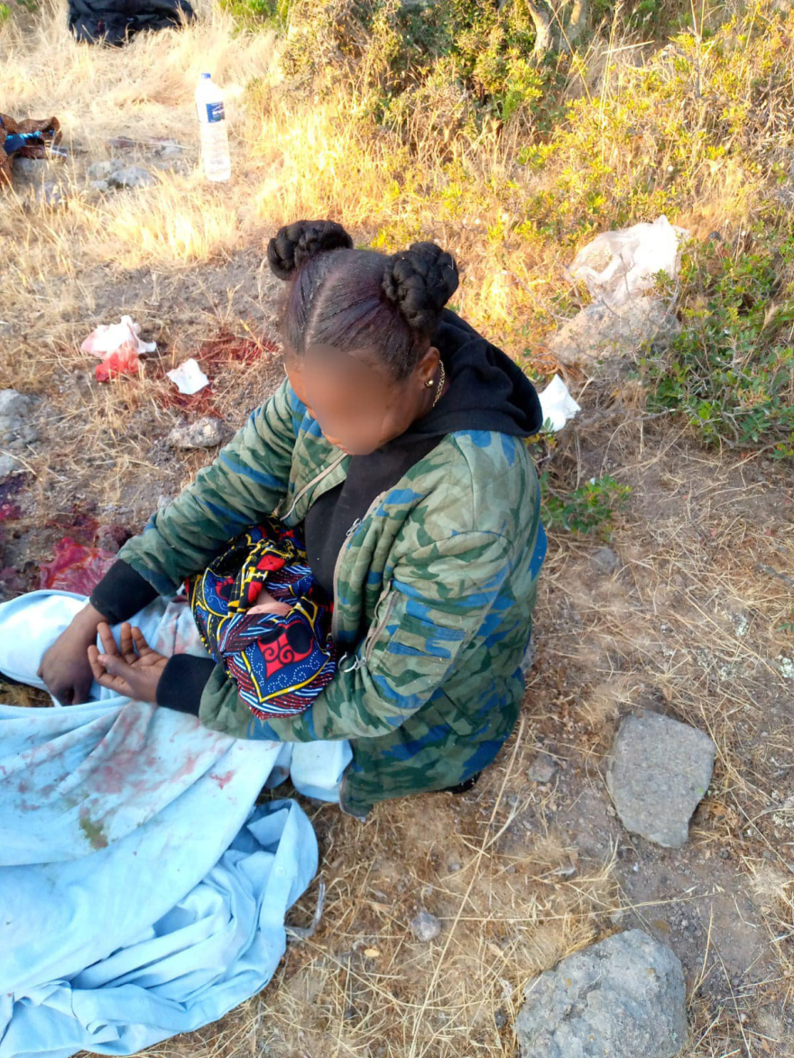 Μυτιλήνη: Μετανάστρια γέννησε σε βραχονησίδα - Δείτε φωτογραφίες με το βρέφος