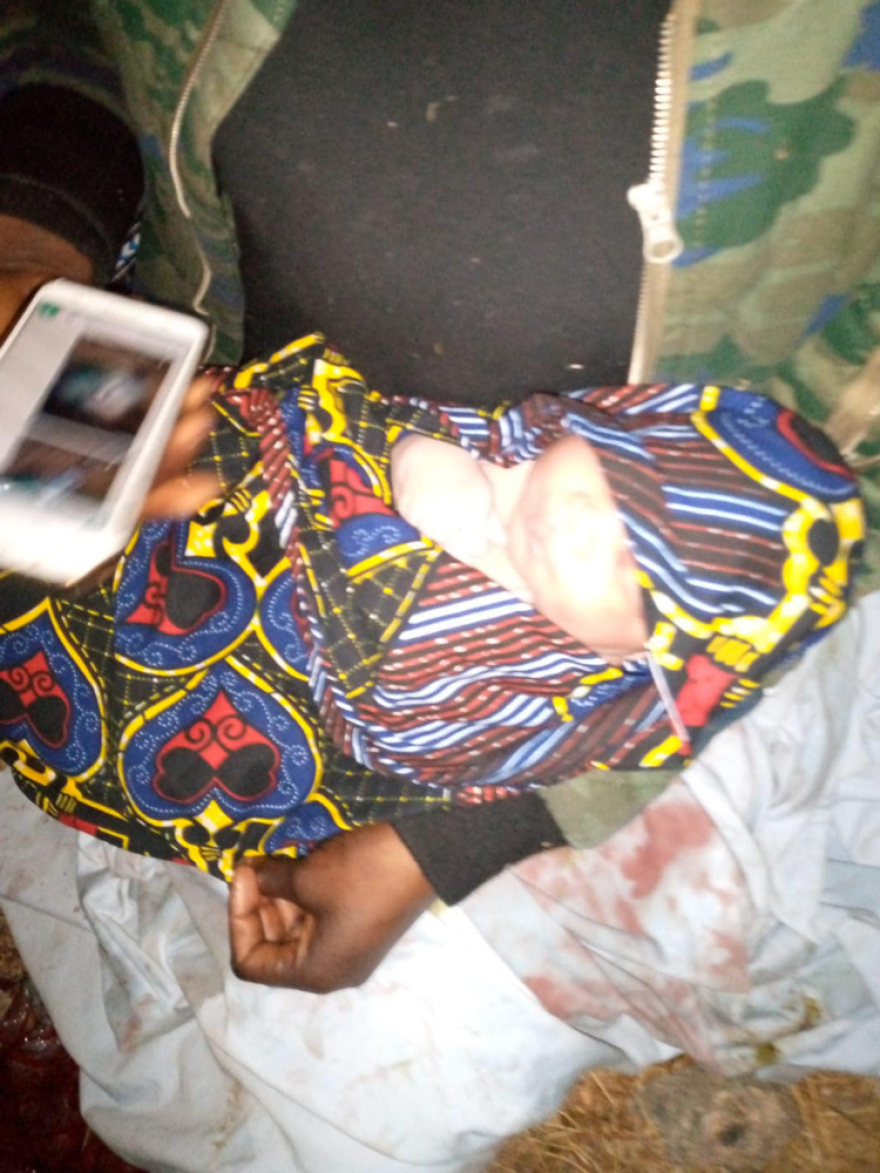 Μυτιλήνη: Μετανάστρια γέννησε σε βραχονησίδα - Δείτε φωτογραφίες με το βρέφος