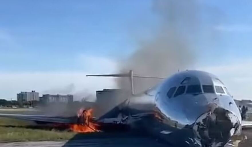 Μαϊάμι: Αεροπλάνο έπιασε φωτιά μετά από πρόσκρουση κατά την προσγείωση - Δείτε βίντεο και φωτογραφίες