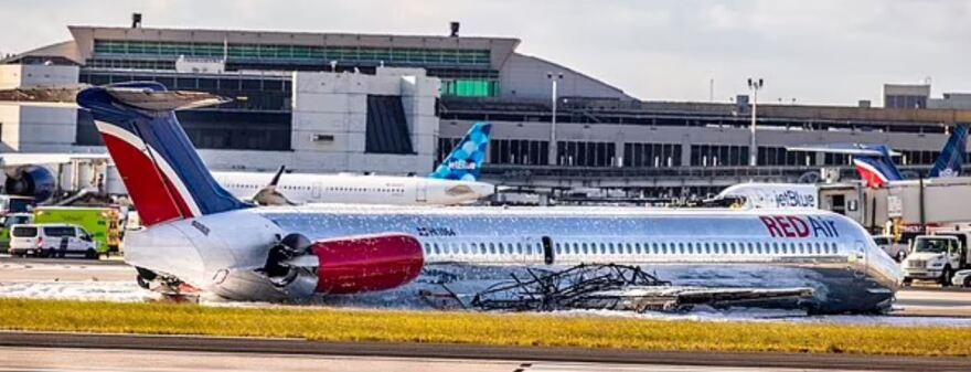 Μαϊάμι: Αεροπλάνο έπιασε φωτιά μετά από πρόσκρουση κατά την προσγείωση - Δείτε βίντεο και φωτογραφίες