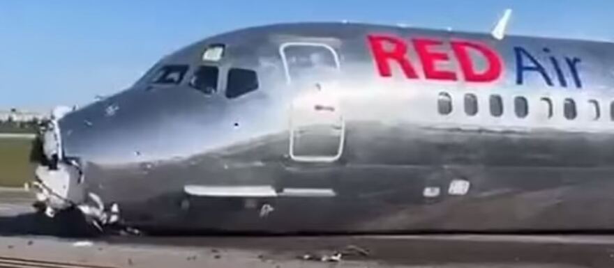 Μαϊάμι: Αεροπλάνο έπιασε φωτιά μετά από πρόσκρουση κατά την προσγείωση - Δείτε βίντεο και φωτογραφίες