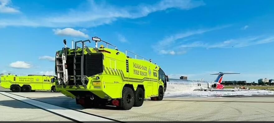 Μαϊάμι: Αεροπλάνο έπιασε φωτιά μετά από πρόσκρουση κατά την προσγείωση - Δείτε βίντεο και φωτογραφίες