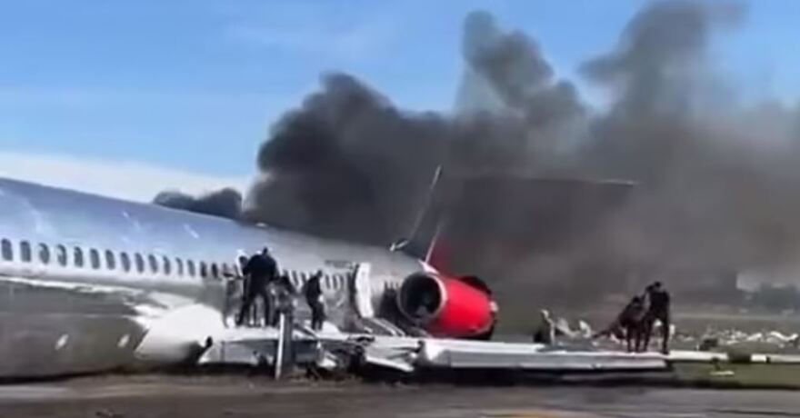Μαϊάμι: Αεροπλάνο έπιασε φωτιά μετά από πρόσκρουση κατά την προσγείωση - Δείτε βίντεο και φωτογραφίες