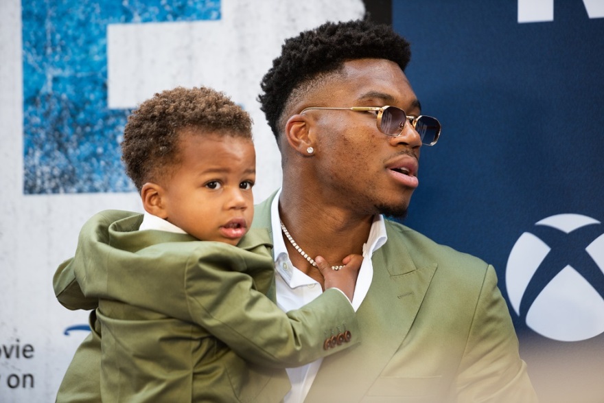 Rise: Η οικογένεια Αντετοκούνμπο στην πρεμιέρα της βιογραφικής ταινίας