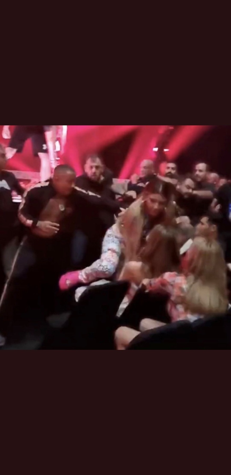 Mad Video Music Awards 22: Τραυματίστηκε η Κορομηλά, φυγάδευσαν την Παπαρίζου 