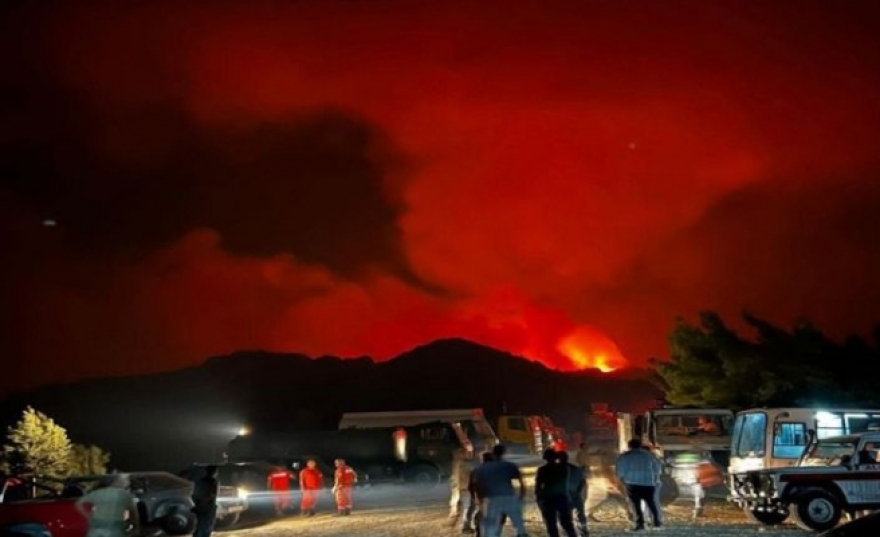 Τεράστια πυρκαγιά στα Κατεχόμενα: Εκκενώνονται χωριά - Στην κατάσβεση και αεροπλάνα της Κυπριακής Δημοκρατίας