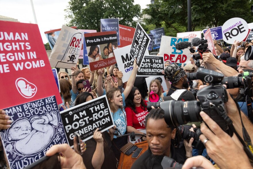 Στους δρόμους οι Αμερικανοί για το δικαίωμα στην άμβλωση - Χιλιάδες διαδηλωτές έξω από το Ανώτατο Δικαστήριο
