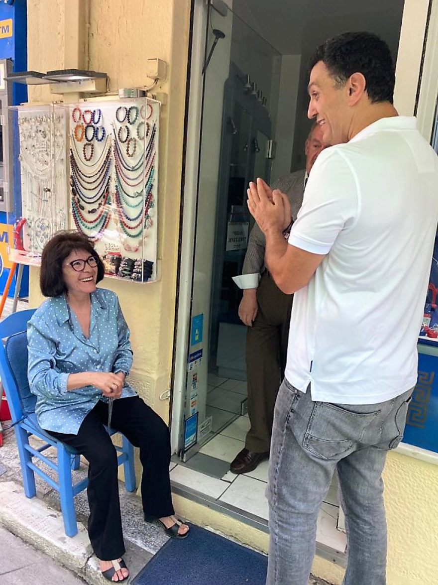 Συνάντηση Κικίλια με καταστηματάρχες στην Πλάκα 