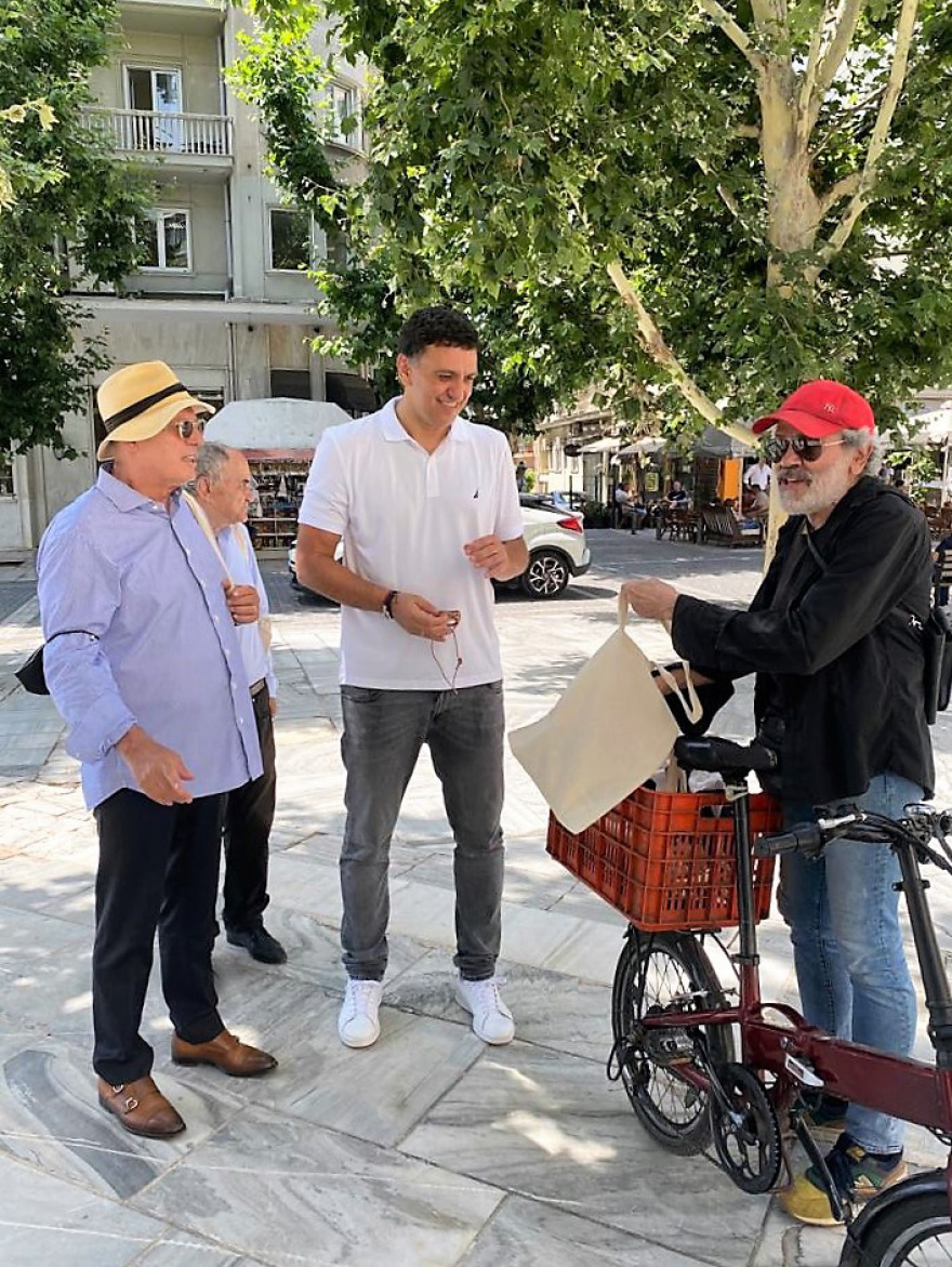 Συνάντηση Κικίλια με καταστηματάρχες στην Πλάκα 