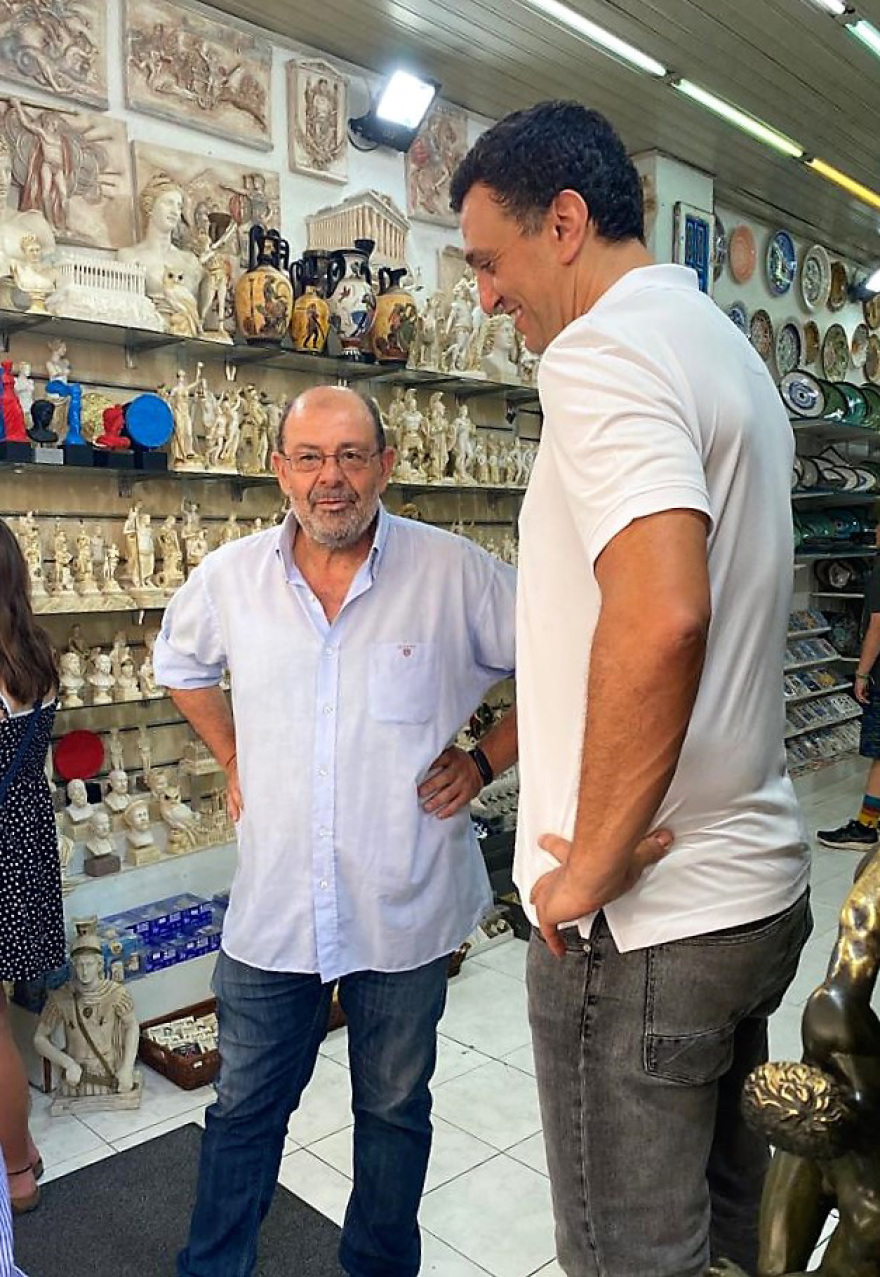 Συνάντηση Κικίλια με καταστηματάρχες στην Πλάκα 