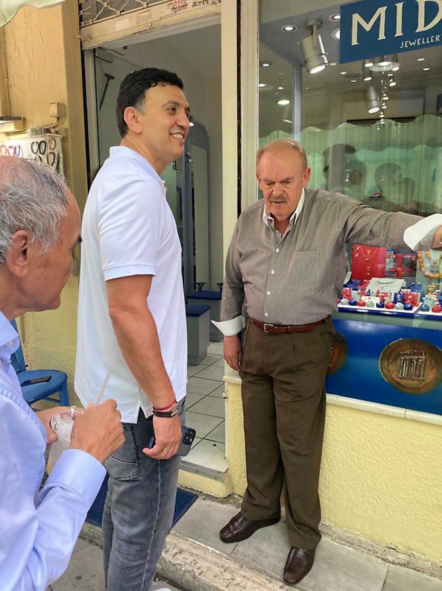 Συνάντηση Κικίλια με καταστηματάρχες στην Πλάκα 