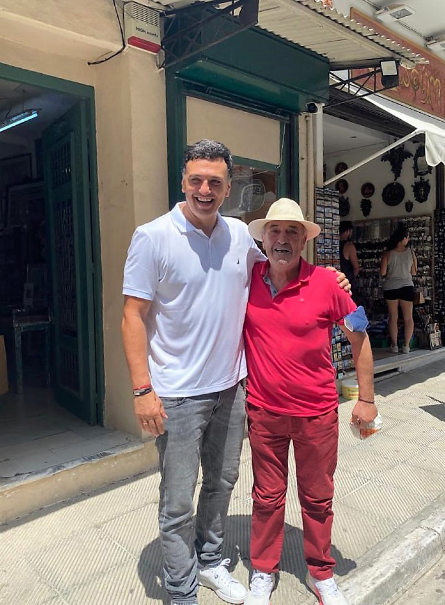 Συνάντηση Κικίλια με καταστηματάρχες στην Πλάκα 