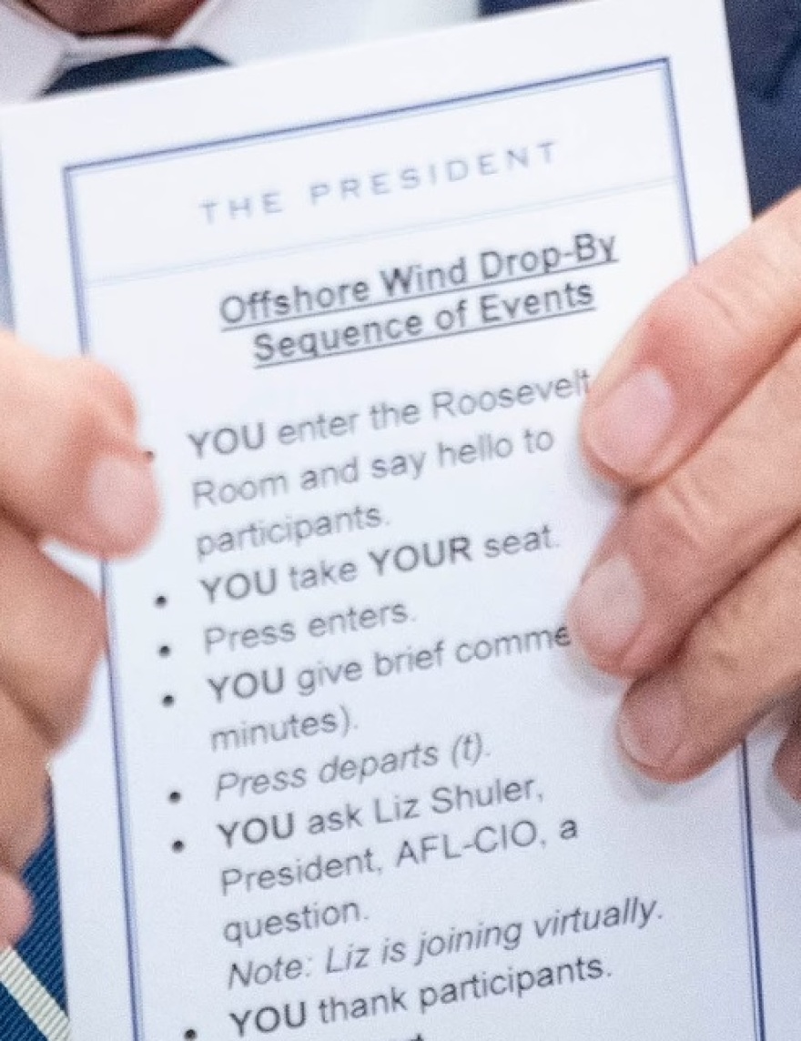 Μπάιντεν: Αποκάλυψε σκονάκι με οδηγίες σε συνάντηση με βιομηχάνους