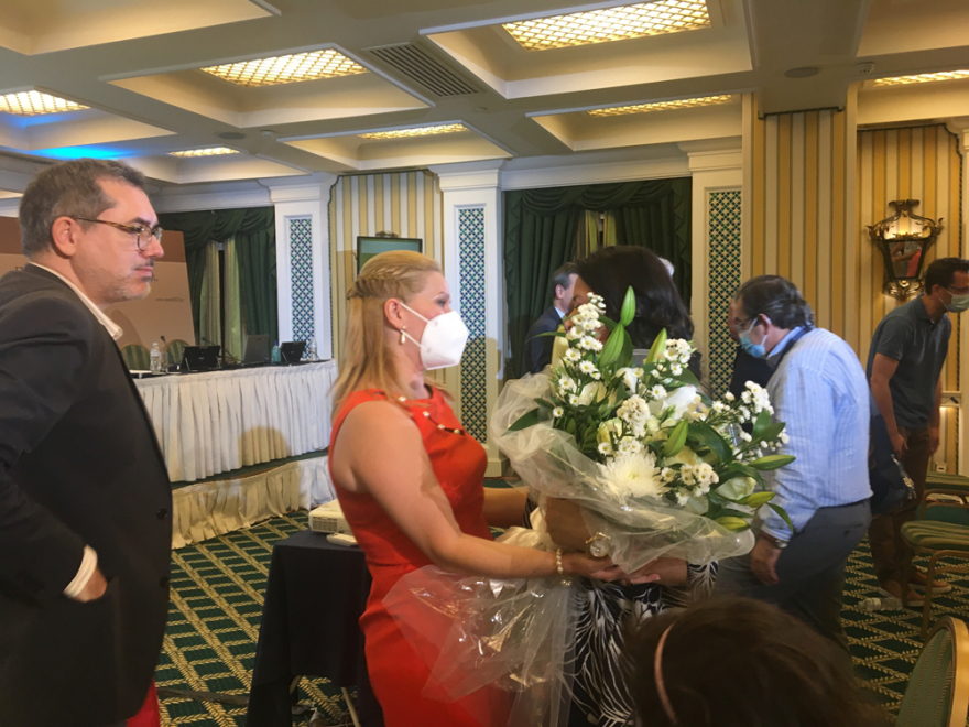 Κορωνοϊός: Βραβεύτηκε η σύζυγος πνευμονολόγου του «Αττικόν» που μολύνθηκε από  ασθενή του και πέθανε