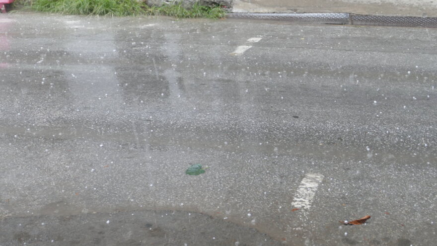 Λάρισα: Ξαφνική χαλαζόπτωση και μπουρίνι - Δείτε φωτογραφίες και βίντεο