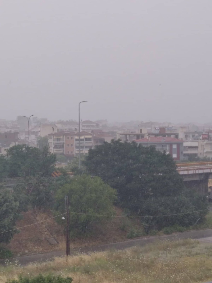 Λάρισα: Ξαφνική χαλαζόπτωση και μπουρίνι - Δείτε φωτογραφίες και βίντεο