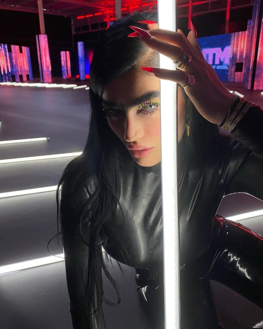 GNTM 5: Η Σοφία Χατζηπαντελή ποζάρει στο πλατό όπου γίνονται τα γυρίσματα