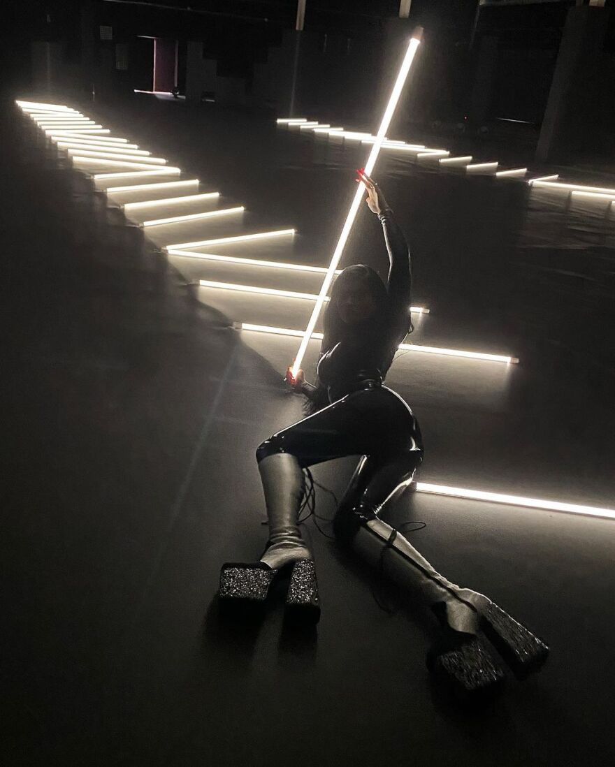 GNTM 5: Η Σοφία Χατζηπαντελή ποζάρει στο πλατό όπου γίνονται τα γυρίσματα