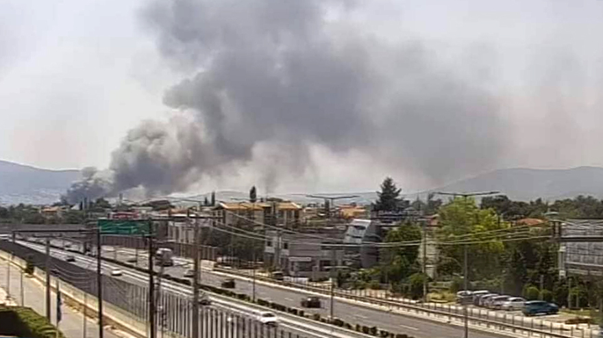 Μεγάλες καταστροφές από την πυρκαγιά σε βιομηχανία στο Μενίδι - Δείτε βίντεο και φωτογραφίες