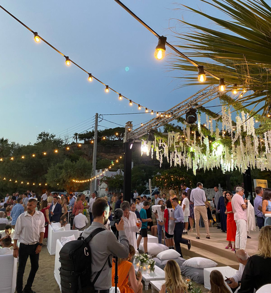 Παντρεύτηκαν στη Τζια οι στενοί συνεργάτες του πρωθυπουργού, Χρήστος Ζωγράφος και Κύρα Κάπη - Δείτε φωτογραφίες