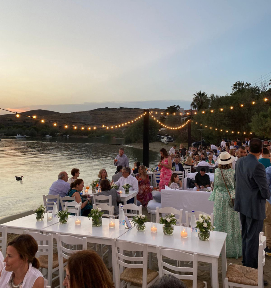 Παντρεύτηκαν στη Τζια οι στενοί συνεργάτες του πρωθυπουργού, Χρήστος Ζωγράφος και Κύρα Κάπη - Δείτε φωτογραφίες