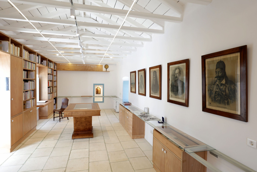 Σπέτσες: Εγκαινιάστηκε η Ιστορική Βιβλιοθήκη στον ναό του Αγίου Νικολάου